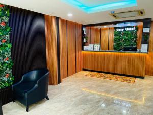吉隆坡吉隆坡中央舒适酒店的一间设有现金登记册和椅子的等候室