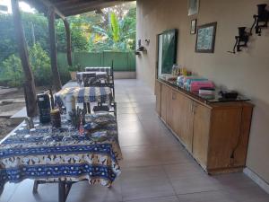 三玛丽亚镇Pousada Rural Veredas的一间厨房,内设两张桌子和一张柜台