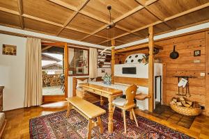 雷特温克尔Alpen-Chalet Benzeck的一间带木桌和椅子的用餐室