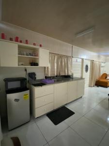 Nieuw NickerieCity Appartementen New Nickerie - 2p的厨房配有白色橱柜和台面