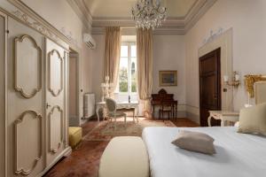 卡尔奇Villa Scorzi - Relais de Charme的一间卧室配有一张床、一张桌子和一张书桌