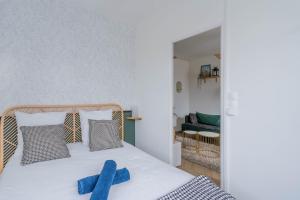 凯恩Superbe appart chic, hyper centre, vue château, Parking inclus的一间卧室配有一张带蓝色丝带的床