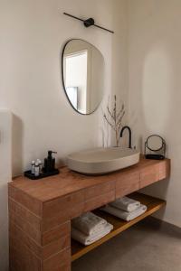 考弗尼西亚Nysis Koufonisia的一间带大水槽和镜子的浴室