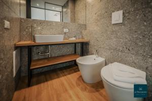 切法卢Al Pescatore Suites的一间带水槽和卫生间的浴室