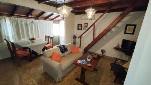 克鲁兹·德·特赫达La Ventana del Bentayga的客厅配有沙发和桌子