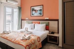 古维亚马尔泰佐斯酒店的酒店客房,配有带毛巾的床