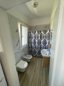 都拉斯Holiday Home的一间带卫生间和水槽的浴室