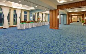 彭萨科拉海滩彭萨科拉海滩度假村的大房间,走廊上设有桌子
