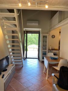 切法卢Villa al Presti, Vacanze in pieno relax的客厅设有螺旋楼梯和桌子