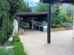 切法卢Villa al Presti, Vacanze in pieno relax的花园内带厨房的凉亭