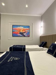 ArnavutköyLoft Park Hotel's的墙上画画的房间里设有两张床