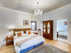 阿多祖伯格山村酒店的一间卧室配有一张大床和一个吊灯。