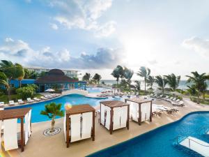 莫雷洛斯港坎昆海滨阿祖尔海滩度假酒店 - 卡利斯玛美食全包的享有带游泳池的度假村的空中景致