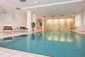 慕尼黑艾玛慕斯菲尔德酒店的酒店大堂的大型游泳池
