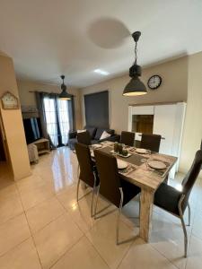 普拉亚布兰卡Villa Margherita的用餐室以及带桌椅的起居室。