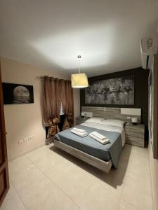 普拉亚布兰卡Villa Margherita的一间卧室配有一张床,上面有两条毛巾