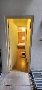 帕坦Hiti fusa的走廊通往卧室,卧室内设有一张床