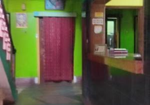 RourkelaHotel Chanderlok Odisha的室内的绿色墙和红色门