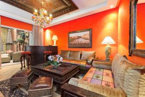 卡萨布兰卡艺术宫Spa套房酒店的客厅设有橙色墙壁、沙发和桌子