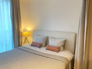 塔林Cozy Home Apartment - Tallinn City Center的一间卧室配有一张带两个枕头的床