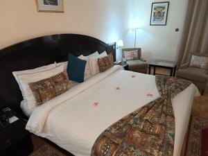 非斯皇家幻影菲斯酒店的卧室配有带枕头的大型白色床
