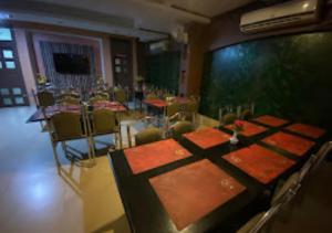 RourkelaHotel Shubham Odisha的一间用餐室,在房间内配有桌椅