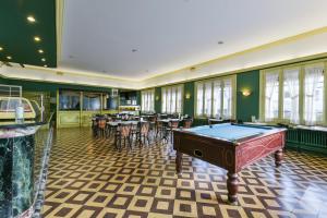 La Pobla de Claramunt罗伯特酒店的配有桌椅的房间的台球桌
