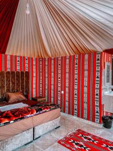 瓦迪拉姆Star rum的客房内的帐篷,配有一张床