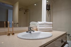 阿尔考斯布里Hotel Alcossebre的浴室配有盥洗盆、镜子和毛巾