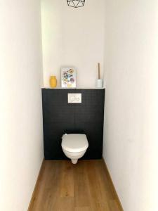 BessinesLa Bessinoise, 4chambres, Fibre optique et canoe NIORT & BESSINES的黑白客房的浴室设有卫生间