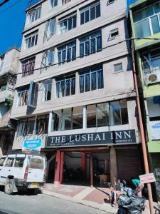 艾藻尔The Lushai Inn, Aizwal的一座有官方旅馆标志的建筑