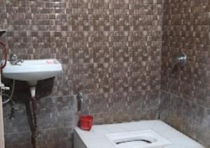 RourkelaHotel Basera Odisha的一间带卫生间和水槽的浴室