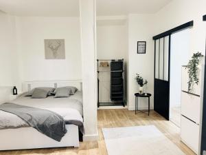 尼斯Sublime Appartement 2 pièces au cœur de la Vieille Ville的白色卧室配有床和冰箱