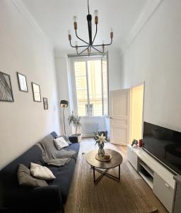 尼斯Sublime Appartement 2 pièces au cœur de la Vieille Ville的客厅配有蓝色的沙发和桌子