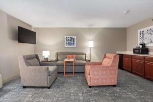 岩石丘石山汉普顿酒店的客厅配有两把椅子和一张沙发