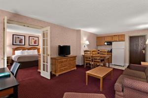 克雷格品质酒店的酒店客房设有床和客厅。