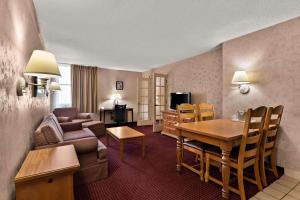 克雷格品质酒店的客厅配有沙发和桌子