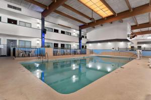 克雷格品质酒店的大型建筑中的大型游泳池