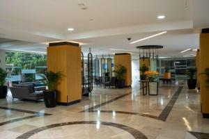 圣萨尔瓦多Hilton San Salvador的黄色柱子的建筑的大厅