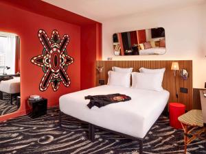 皮托Mama Shelter Paris La Défense的卧室配有白色的床铺和红色的墙壁