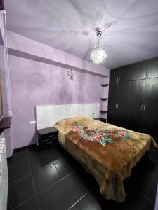 萨克德佐尔镇Daily Rental Apartment 12的一间卧室配有一张大床和木桌