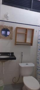 拉戈伊尼亚EDEN Pousada的浴室配有白色卫生间和盥洗盆。