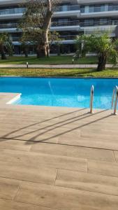 Sere KundaCosta Vista- Standard bedroom flat#501 with private pool- kololi sands的蓝色的游泳池,后面有一座建筑