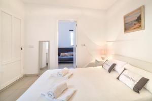 卡尔佩Villa Ocaso - Plusholidays的卧室配有白色床和毛巾
