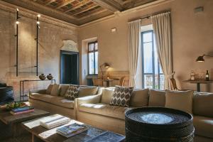 莫尔科泰Relais Castello di Morcote的客厅配有沙发和桌子