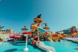 加利布港Pickalbatros Oasis Port Ghalib的一个带水上滑梯的水上公园的游泳池