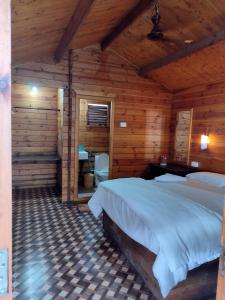 帕特南Roundcube Beach Bungalows Patnem的小木屋内一间卧室,配有一张床