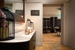 吉尔福德阿斯佩里昂山坡酒店的一间带柜台的厨房和一间餐厅