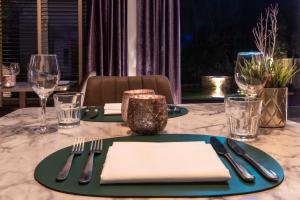 吉尔福德阿斯佩里昂山坡酒店的一张带绿板、叉子和餐巾的桌子