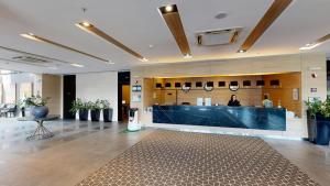 索非亚贝斯特韦斯特尊贵酒店索菲亚机场店的大厅,有柜台,有背景的人